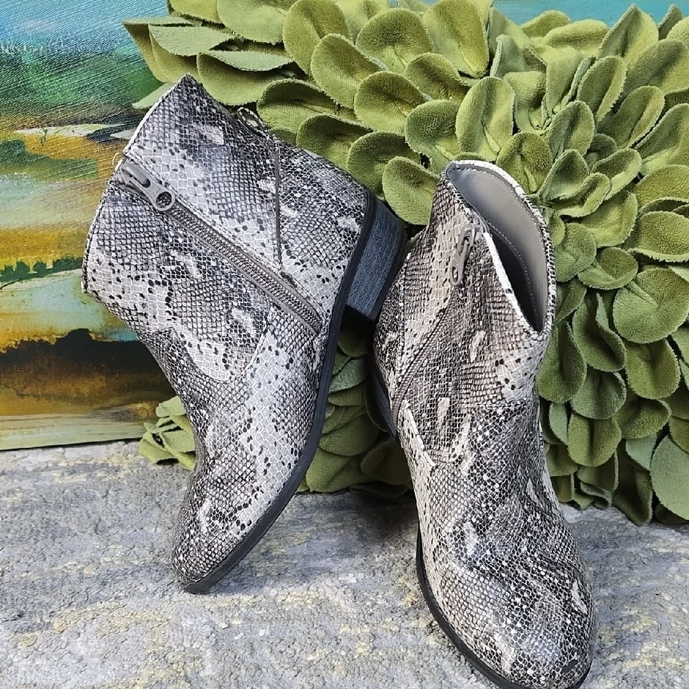 Cat & Jack Snakeskin Ankle Boots - Black and Gray